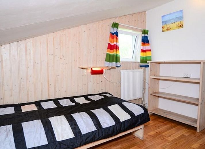 Gezellige zithoek in De Kievit vakantiehuis Den Hoorn Texel met comfortabele bank.