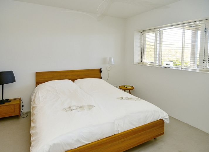 Gemuetliches Wohnzimmer von De Waddenhof - Waddenhof-Lodge in Den Hoorn, Texel, mit Blick auf die gruene Umgebung.