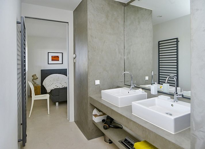 Gemuetliches Wohnzimmer von De Waddenhof - Waddenhof-Lodge in Den Hoorn, Texel, mit Blick auf die gruene Umgebung.