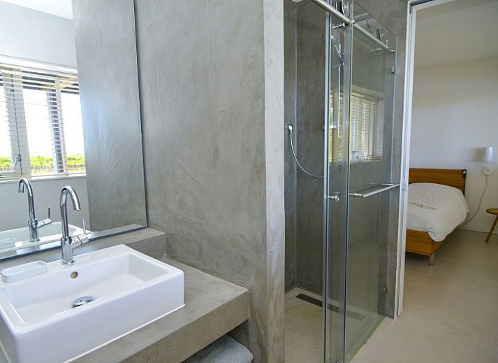 Gemuetliches Wohnzimmer von De Waddenhof - Waddenhof-Lodge in Den Hoorn, Texel, mit Blick auf die gruene Umgebung.