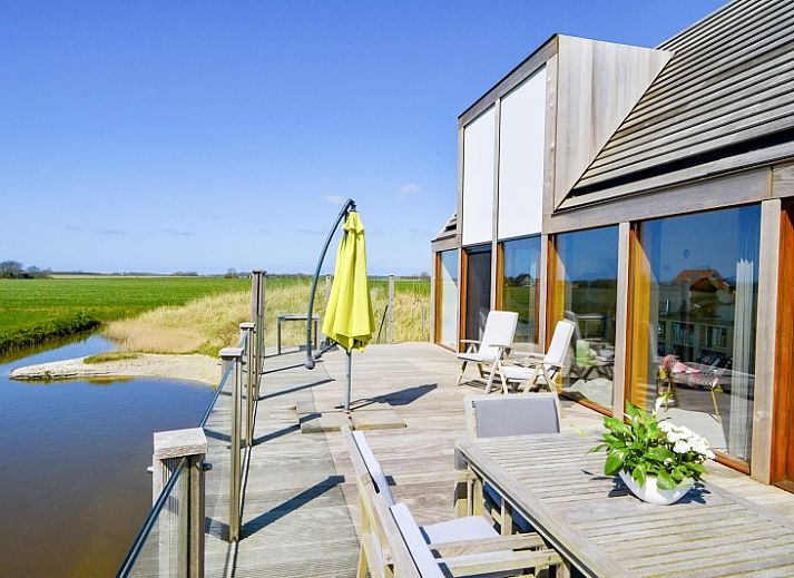 Helles Interieur von De Waddenhof - Waddenhof-Lodge in Den Hoorn, Texel, mit moderner Einrichtung und viel natuerlichem Licht.
