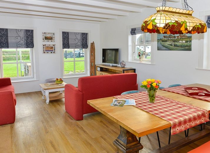 Ferienhaus Anja Hoeve - Sonja in Den Hoorn, Texel, mit einer sonnigen Terrasse und laendlicher Umgebung.