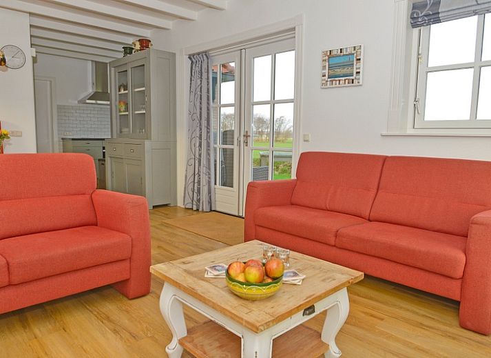 Ferienhaus Anja Hoeve - Sonja in Den Hoorn, Texel, mit einer sonnigen Terrasse und laendlicher Umgebung.