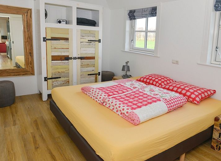 Ferienhaus Anja Hoeve - Sonja in Den Hoorn, Texel, mit einer sonnigen Terrasse und laendlicher Umgebung.