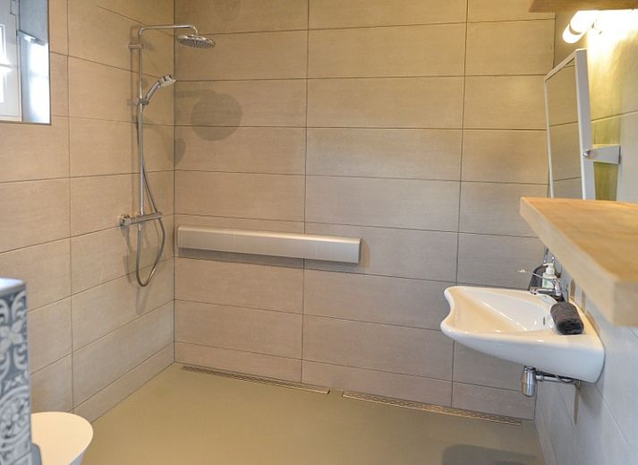 Ferienhaus Anja Hoeve - Sonja in Den Hoorn, Texel, mit einer sonnigen Terrasse und laendlicher Umgebung.