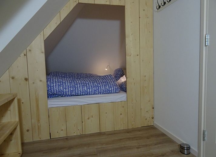 Ferienhaus De Reeing in Den Hoorn, Texel, mit traditionellem Reetdach und gruenen Fensterlaeden.