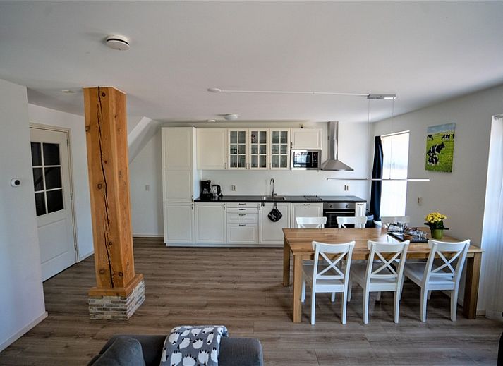 Ferienhaus De Reeing in Den Hoorn, Texel, mit traditionellem Reetdach und gruenen Fensterlaeden.