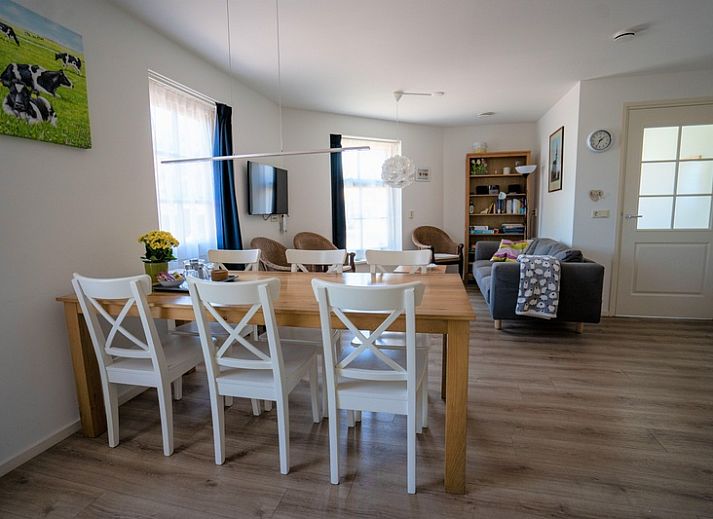 Ferienhaus De Reeing in Den Hoorn, Texel, mit traditionellem Reetdach und gruenen Fensterlaeden.