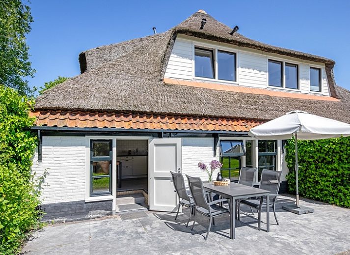 Apartment Gouden Reaal 24 in Den Hoorn Texel, vacation home with thatched roof and spacious garden.
