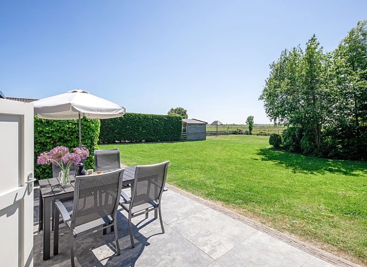 Apartment Gouden Reaal 24 in Den Hoorn Texel, vacation home with thatched roof and spacious garden.
