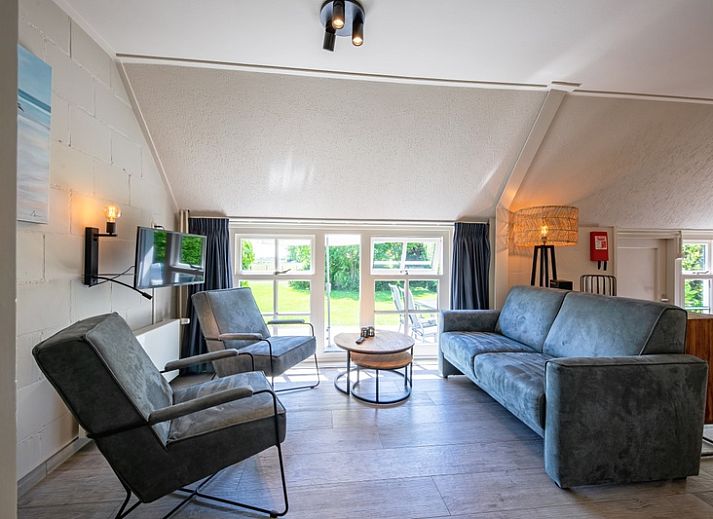 Apartment Gouden Reaal 24 in Den Hoorn Texel, vacation home with thatched roof and spacious garden.