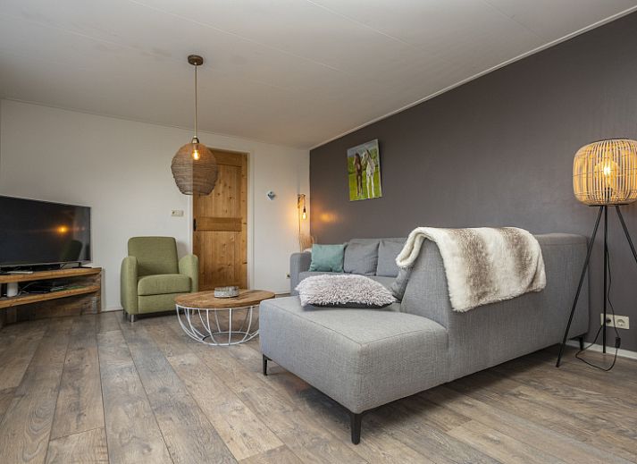Ruime woonkamer in vakantiehuis Mees in Den Hoorn, Texel met comfortabele zithoek.
