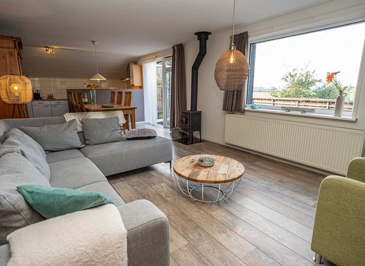 Ruime woonkamer in vakantiehuis Mees in Den Hoorn, Texel met comfortabele zithoek.