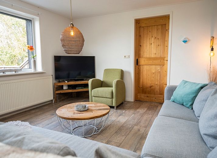 Ruime woonkamer in vakantiehuis Mees in Den Hoorn, Texel met comfortabele zithoek.