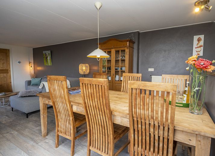 Gezellige zithoek in vakantiehuis Mees, Den Hoorn, Texel met moderne inrichting.