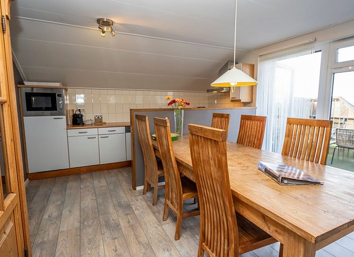 Gezellige zithoek in vakantiehuis Mees, Den Hoorn, Texel met moderne inrichting.