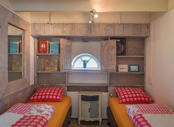 Ruime woonkamer van Appartement Heem in Den Hoorn, Texel, met comfortabele zitplaatsen en een rustieke inrichting.