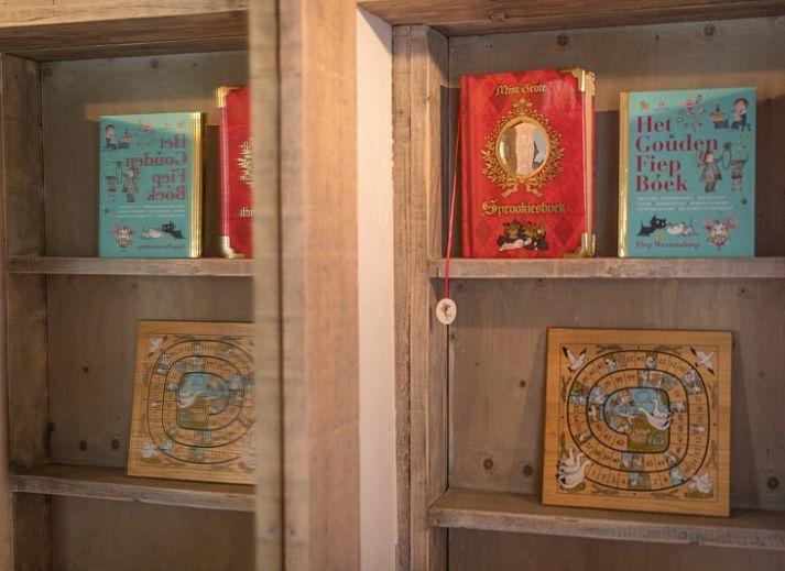 Ruime woonkamer van Appartement Heem in Den Hoorn, Texel, met comfortabele zitplaatsen en een rustieke inrichting.