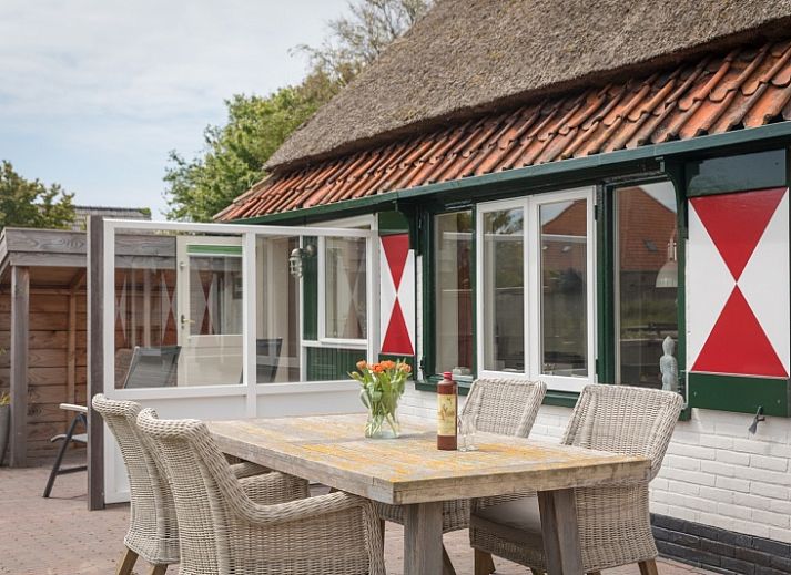 Ruime woonkamer van Appartement Heem in Den Hoorn, Texel, met comfortabele zitplaatsen en een rustieke inrichting.