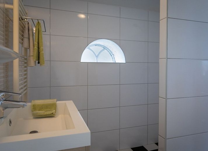 Ruime woonkamer van Appartement Heem in Den Hoorn, Texel, met comfortabele zitplaatsen en een rustieke inrichting.