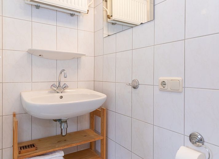 Heller Sitzbereich in Konijnenhol Texel mit moderner Ausstattung und Gartenblick.