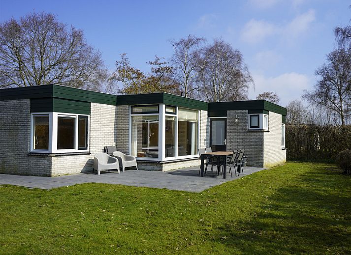 Garden wall vacation home in Oosterend Texel with spacious terrace and green garden.