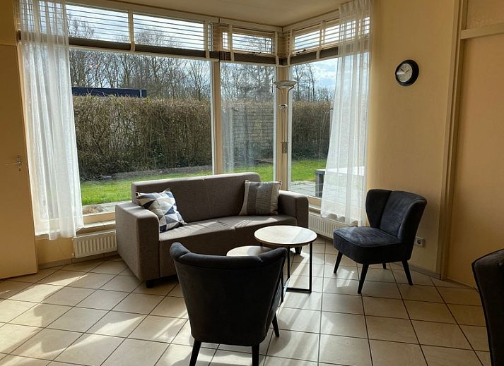 Garden wall vacation home in Oosterend Texel with spacious terrace and green garden.