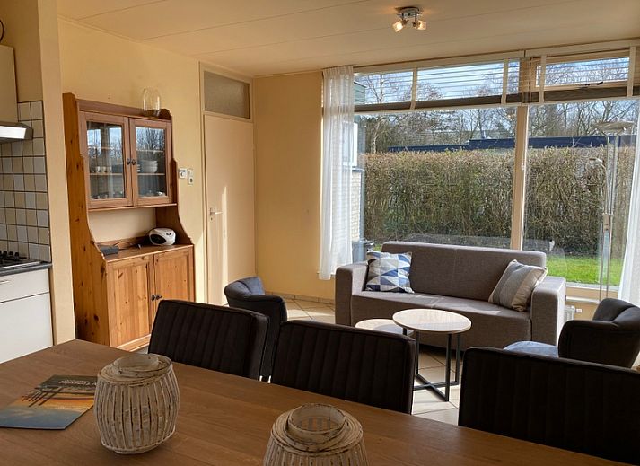 Garden wall vacation home in Oosterend Texel with spacious terrace and green garden.