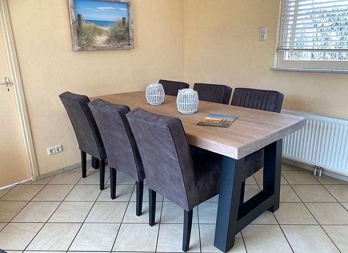 Sunny outdoor space at Tuinwal vacation home in Oosterend on Texel.