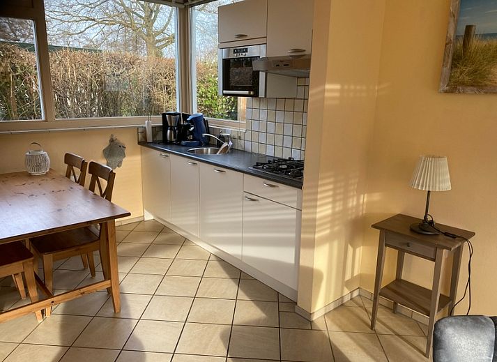 Sunny outdoor space at Tuinwal vacation home in Oosterend on Texel.