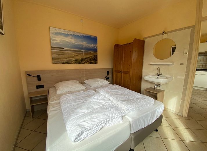 Sunny outdoor space at Tuinwal vacation home in Oosterend on Texel.