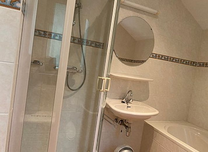 Grosser Rasen im rustikalen Ferienhaus in Oosterend, Texel, inmitten der Natur auf den Watteninseln.