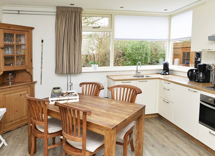 Entrance to Bungalowpark De Noordel - De Polderdijkjes, Oosterend, Texel. Charming vacation home with wooden shed and garden path.