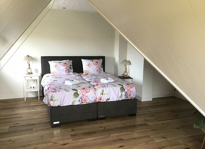 De Borage Texel bed and breakfast in Oosterend biedt een prachtig uitzicht op de groene tuin en het omliggende landschap.