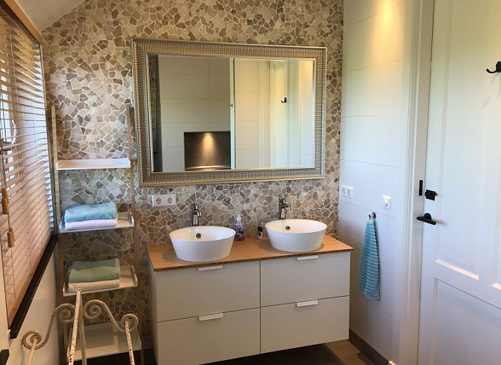 De Borage Texel bed and breakfast in Oosterend biedt een prachtig uitzicht op de groene tuin en het omliggende landschap.