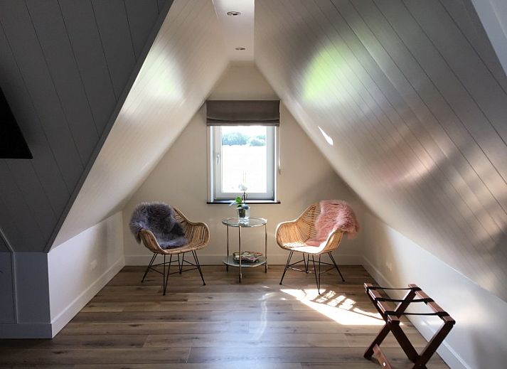 De Borage Texel bed and breakfast in Oosterend biedt een prachtig uitzicht op de groene tuin en het omliggende landschap.