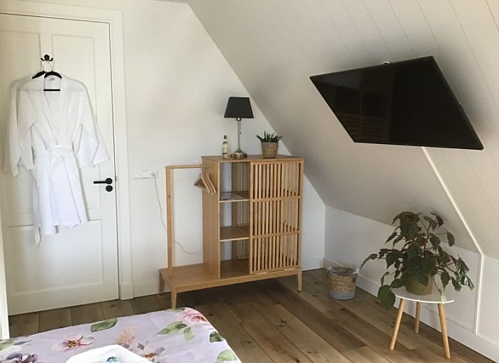 Knusse slaapkamer in De Borage Texel, Oosterend, met comfortabel tweepersoonsbed en sfeervolle inrichting voor een ontspannen verblijf.