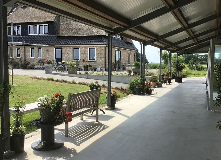 Luxe badkamer in De Borage Texel bed and breakfast, Oosterend, met dubbele wastafels en stijlvolle mozaiektegels.