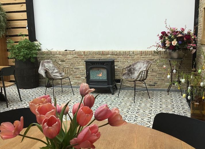 Luxe badkamer in De Borage Texel bed and breakfast, Oosterend, met dubbele wastafels en stijlvolle mozaiektegels.