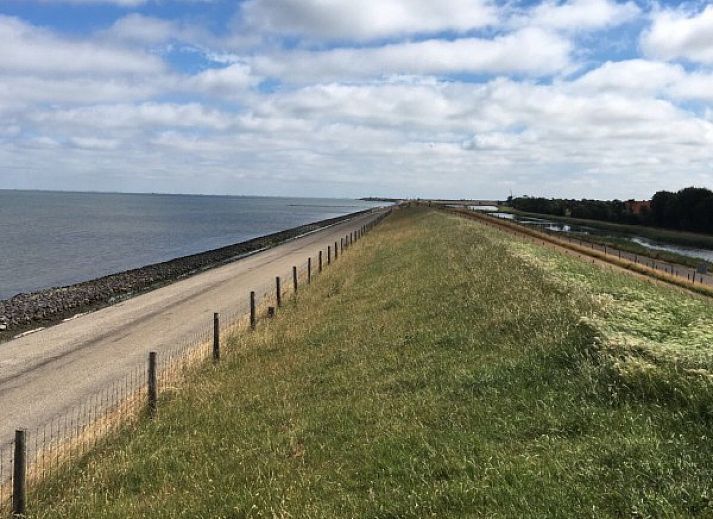 Gezellige slaapkamer in De Borage Texel, Oosterend, met een groot tweepersoonsbed en warme verlichting voor een rustgevende nachtrust.