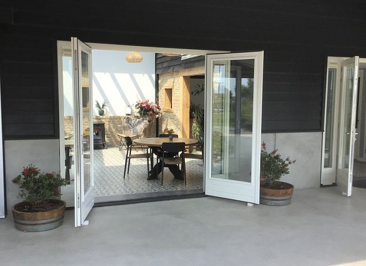 Gezellige slaapkamer in De Borage Texel, Oosterend, met een groot tweepersoonsbed en warme verlichting voor een rustgevende nachtrust.