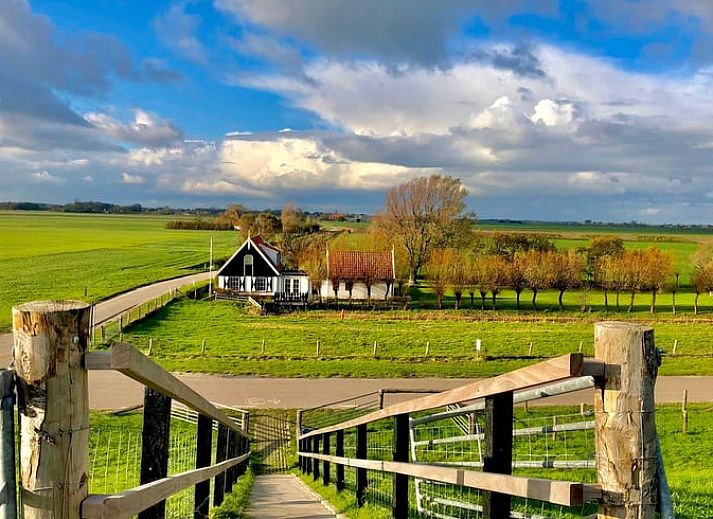 Vacation home in Oosterend on Texel offers beautiful views of green fields and rural surroundings on the Wadden Islands.