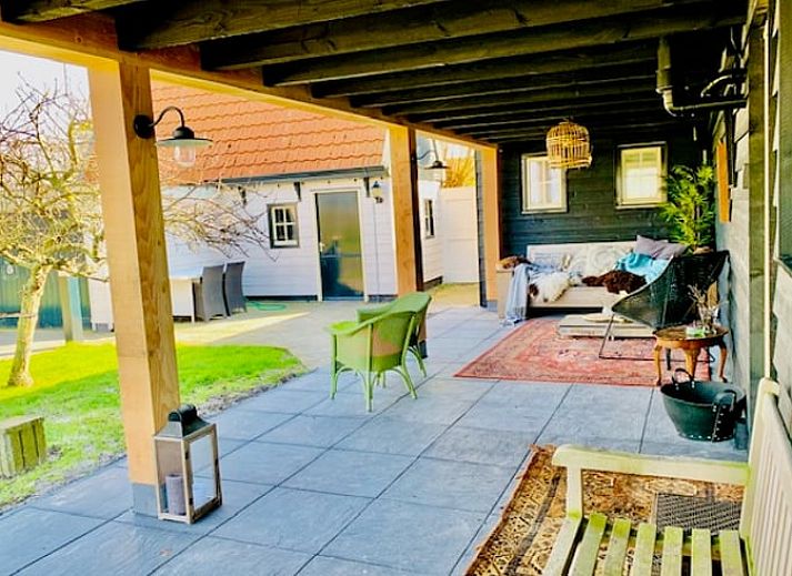 Vacation home in Oosterend on Texel offers beautiful views of green fields and rural surroundings on the Wadden Islands.