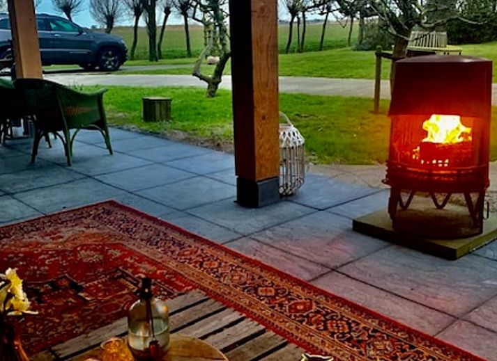 Vacation home in Oosterend on Texel offers beautiful views of green fields and rural surroundings on the Wadden Islands.