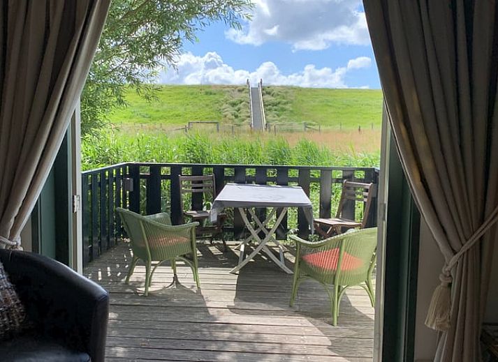 Vacation home in Oosterend on Texel offers beautiful views of green fields and rural surroundings on the Wadden Islands.