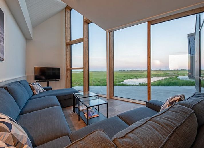 Ferienhaus in Oosterend, Texel mit moderner Architektur und Blick auf das Wasser, Watteninseln.