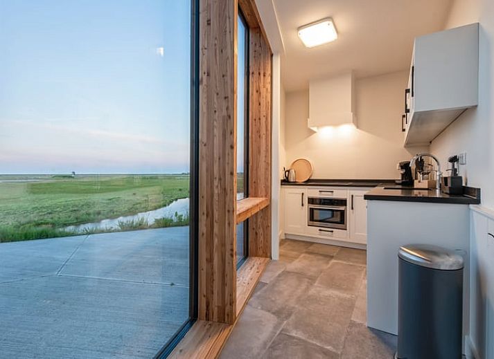 Ferienhaus in Oosterend, Texel mit moderner Architektur und Blick auf das Wasser, Watteninseln.