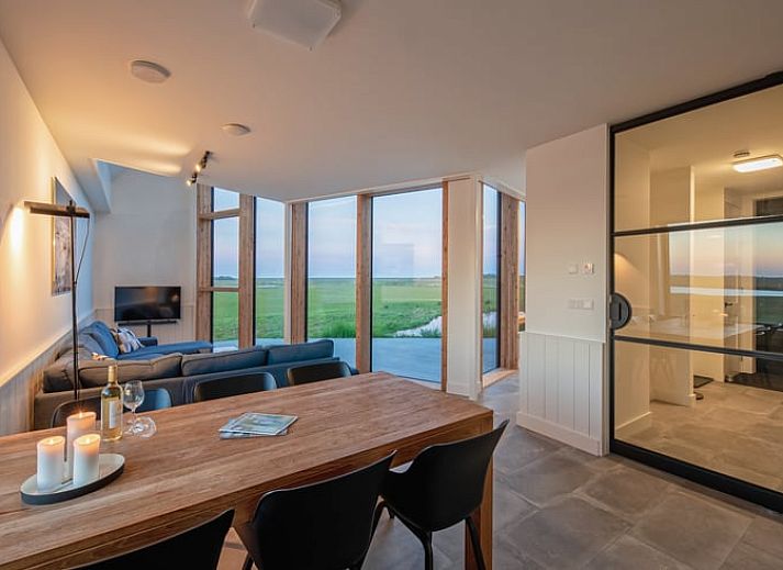 Ferienhaus in Oosterend, Texel mit moderner Architektur und Blick auf das Wasser, Watteninseln.
