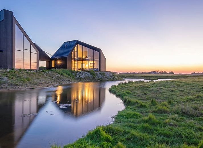 Gemuetliches Wohnzimmer im Ferienhaus in Oosterend, Texel mit Panoramablick auf die Natur.