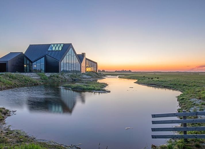 Gemuetliches Wohnzimmer im Ferienhaus in Oosterend, Texel mit Panoramablick auf die Natur.